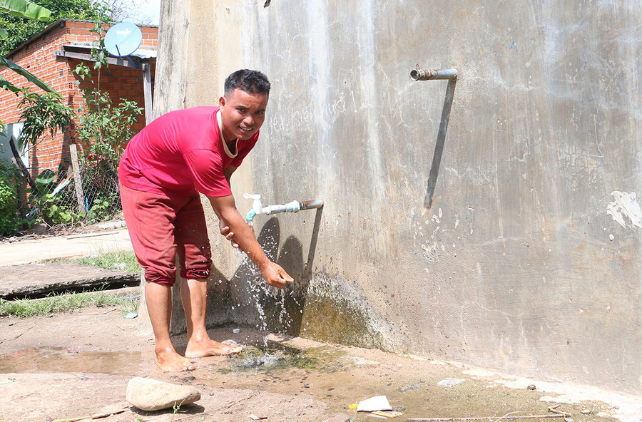 Anh Kyơi (làng Achông, xã Ayun) rất lo lắng khi nghe thông tin Công ty cổ phần Cấp nước Chư Sê sẽ tạm ngưng cấp nước sinh hoạt trên toàn huyện. Ảnh: Q.T Anh Kyơi (làng Achông, xã Ayun) rất lo lắng khi nghe thông tin Công ty cổ phần Cấp nước Chư Sê sẽ tạm ngưng cấp nước sinh hoạt trên toàn huyện. Ảnh: Q.T
