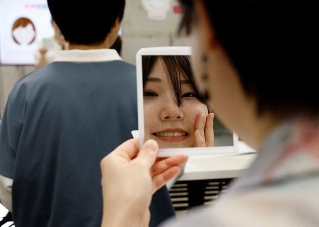 Nhiều người trẻ đi học cách cười. Ảnh CHỤP MÀN HÌNH TRANG REUTERS Nhiều người trẻ đi học cách cười. Ảnh CHỤP MÀN HÌNH TRANG REUTERS