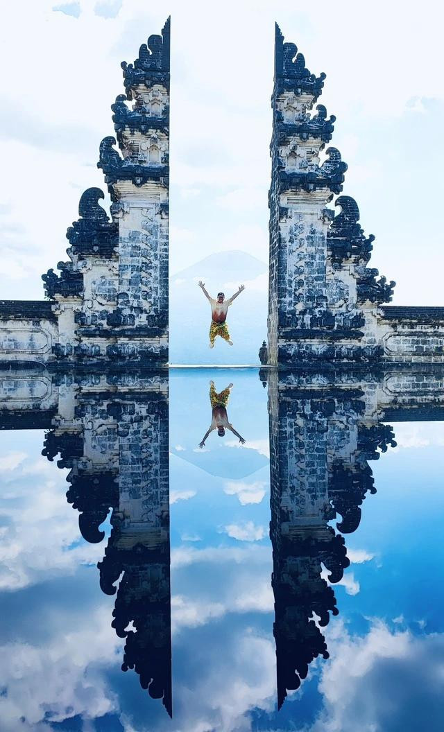 Thầy giáo trẻ tận hưởng tại cổng trời ở Bali. Ảnh: NVCC Thầy giáo trẻ tận hưởng tại cổng trời ở Bali. Ảnh: NVCC