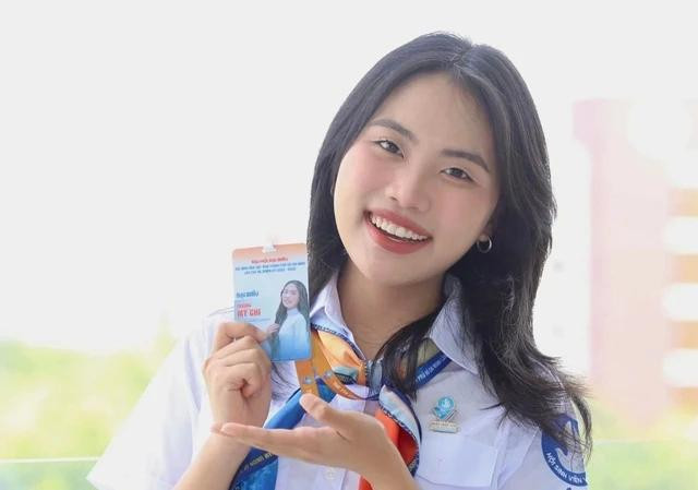 Phương Mỹ Chi đi học trở lại sau 2 năm tạm ngưng