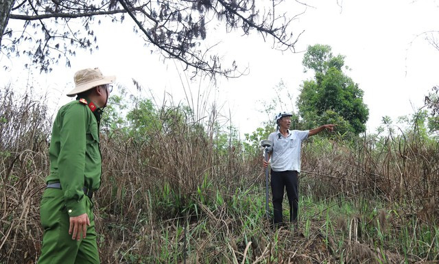 Đo đạc diện tích rừng, đất lâm nghiệp giao khoán cho các tổ chức, cá nhân ở H.Bảo Lâm. Ảnh: CTV