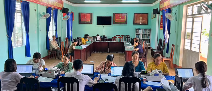 Phòng Giao dịch NHCSXH huyện Chư Sê tổ chức phiên giao dịch định kỳ tại xã Dun. Ảnh: S.C