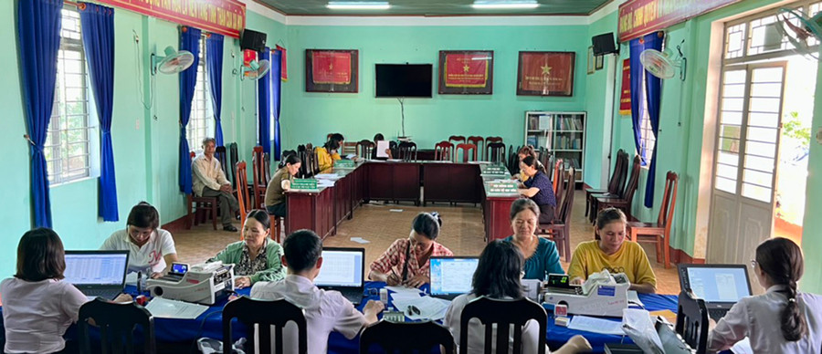 Phòng Giao dịch NHCSXH huyện Chư Sê tổ chức phiên giao dịch định kỳ tại xã Dun. Ảnh: S.C Phòng Giao dịch NHCSXH huyện Chư Sê tổ chức phiên giao dịch định kỳ tại xã Dun. Ảnh: S.C