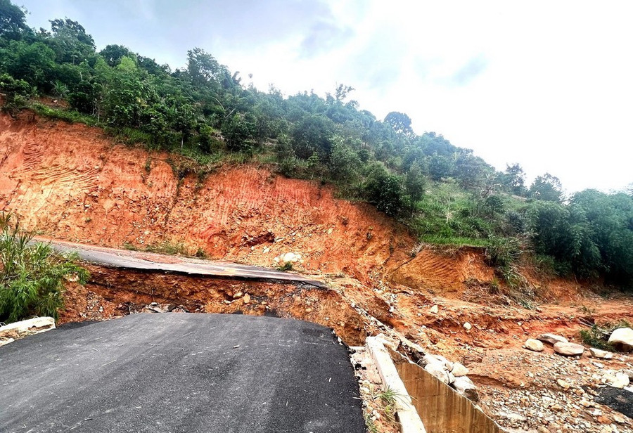 Tuyến đường Thôn 9 đi Thôn 10 (xã Lộc Nam, huyện Bảo Lâm) để xảy ra nhiều sai phạm dẫn đến hư hỏng nghiêm trọng. (Nguồn: Báo Lâm Đồng) Tuyến đường Thôn 9 đi Thôn 10 (xã Lộc Nam, huyện Bảo Lâm) để xảy ra nhiều sai phạm dẫn đến hư hỏng nghiêm trọng. (Nguồn: Báo Lâm Đồng)