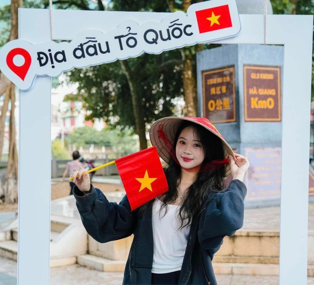 Bạn trẻ check-in tại Km0 Hà Giang. Ảnh: Tô Đi Đâu Bạn trẻ check-in tại Km0 Hà Giang. Ảnh: Tô Đi Đâu