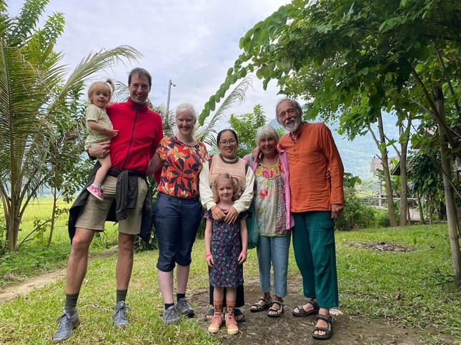 Hà Thị Hường (ở giữa) chụp ảnh cùng du khách.