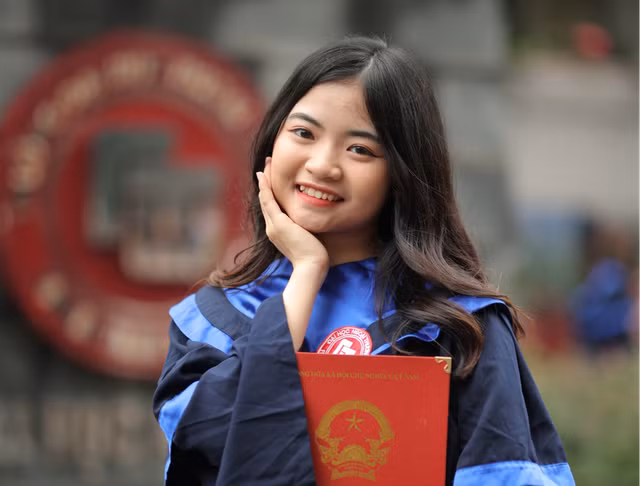 Nữ sinh Trần Thị Thu Hiền tốt nghiệp đại học với điểm số GPA 3.99/4. Ảnh: NVCC