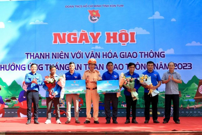 Khen thưởng các tập thể, cá nhân các Đội thanh niên xung kích tham gia sơ cứu, ứng cứu nhanh tai nạn giao thông nhiệm kỳ 2017-2022. Khen thưởng các tập thể, cá nhân các Đội thanh niên xung kích tham gia sơ cứu, ứng cứu nhanh tai nạn giao thông nhiệm kỳ 2017-2022.