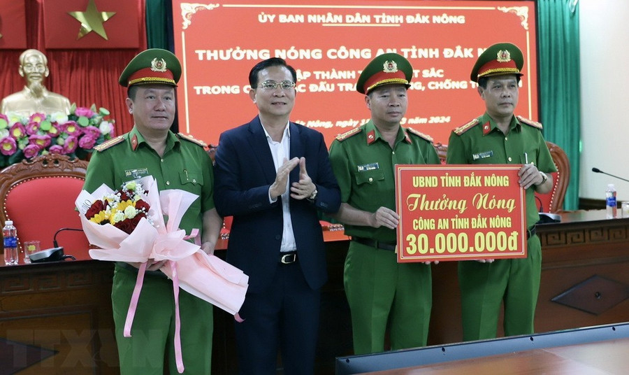 Ông Hồ Văn Mười, Chủ tịch UBND tỉnh Đắk Nông thưởng nóng Công an tỉnh Đắk Nông về thành tích phá nhanh vụ án. (Ảnh: TTXVN phát) Ông Hồ Văn Mười, Chủ tịch UBND tỉnh Đắk Nông thưởng nóng Công an tỉnh Đắk Nông về thành tích phá nhanh vụ án. (Ảnh: TTXVN phát)