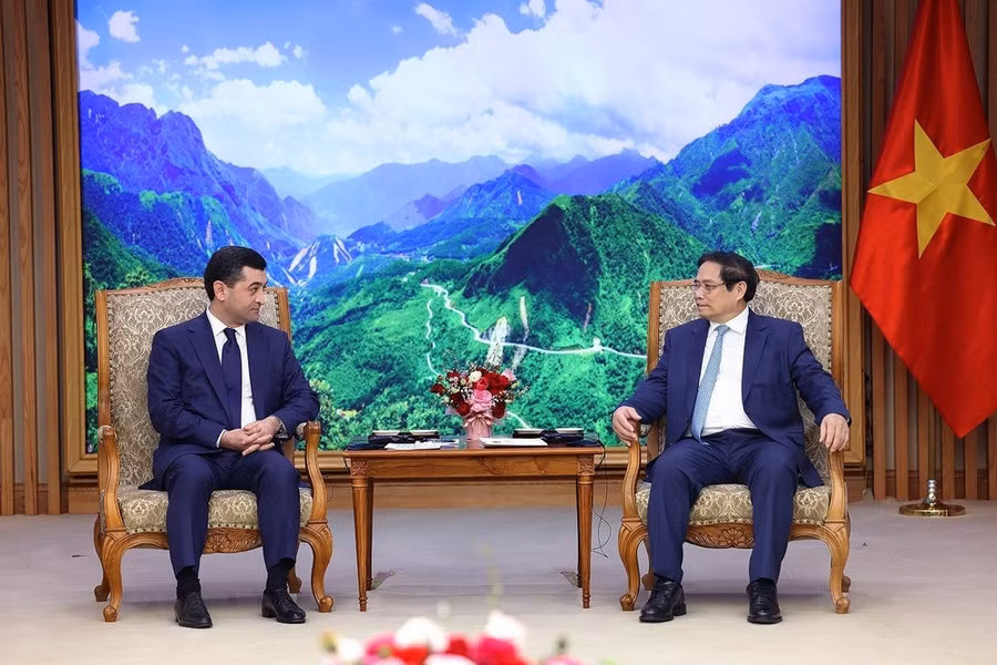 Thủ tướng Phạm Minh Chính tiếp Bộ trưởng Bộ Ngoại giao Uzbekistan Bakhtiyor Saidov. (Ảnh: Dương Giang/TTXVN)