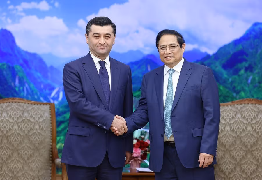 Thủ tướng Phạm Minh Chính tiếp Bộ trưởng Bộ Ngoại giao Uzbekistan Bakhtiyor Saidov. (Ảnh: Dương Giang/TTXVN)