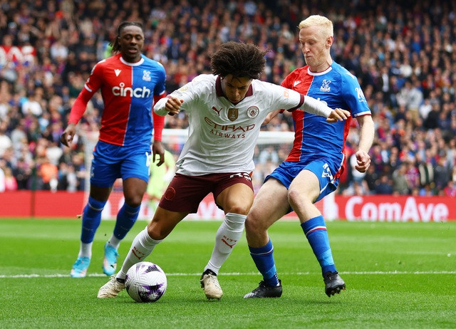 Rico Lewis ghi bàn ở cả hai lượt trận với Crystal Palace