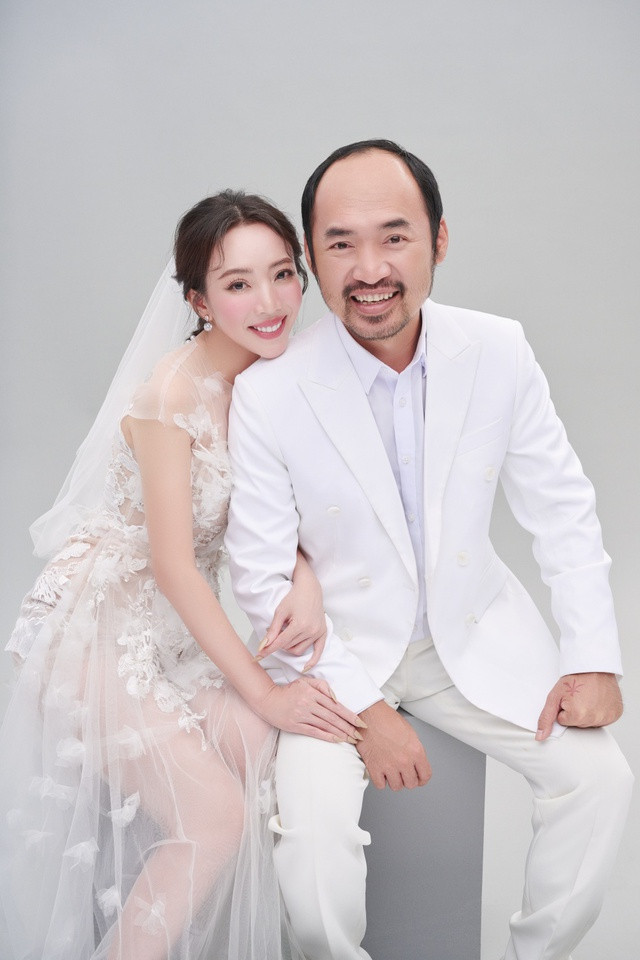 "Mỗi một giai đoạn cuộc đời đi qua đều để lại cho tôi nhiều trải nghiệm đáng nhớ. Lúc chụp bộ ảnh cưới mới, tôi nghĩ về ngày tháng đã qua. Tôi may mắn vì có chồng luôn yêu thương, bảo vệ và lúc nào cũng tôn trọng ý kiến của mình. Điều đúng đắn nhất tôi làm là lấy anh Tiến Luật làm chồng", Thu Trang trải lòng. Ảnh: NVCC "Mỗi một giai đoạn cuộc đời đi qua đều để lại cho tôi nhiều trải nghiệm đáng nhớ. Lúc chụp bộ ảnh cưới mới, tôi nghĩ về ngày tháng đã qua. Tôi may mắn vì có chồng luôn yêu thương, bảo vệ và lúc nào cũng tôn trọng ý kiến của mình. Điều đúng đắn nhất tôi làm là lấy anh Tiến Luật làm chồng", Thu Trang trải lòng. Ảnh: NVCC