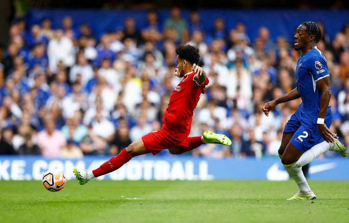 Chia điểm đại chiến, Chelsea và Liverpool phiền muộn vì ... VAR - Ảnh 2. Luis Diaz ghi bàn mở tỉ số cho "The Kop"...