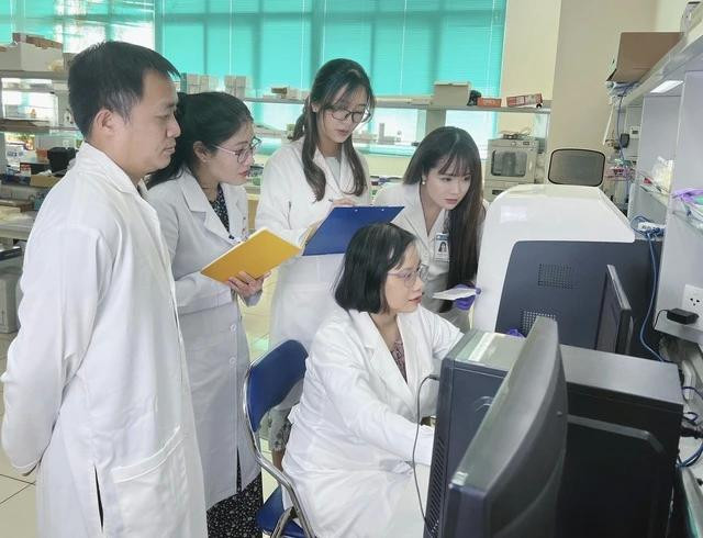 TS-BS Trịnh Hoàng Kim Tú (ngồi) tâm huyết với các đề tài nghiên cứu về dị ứng thức ăn... Ảnh: NVCC