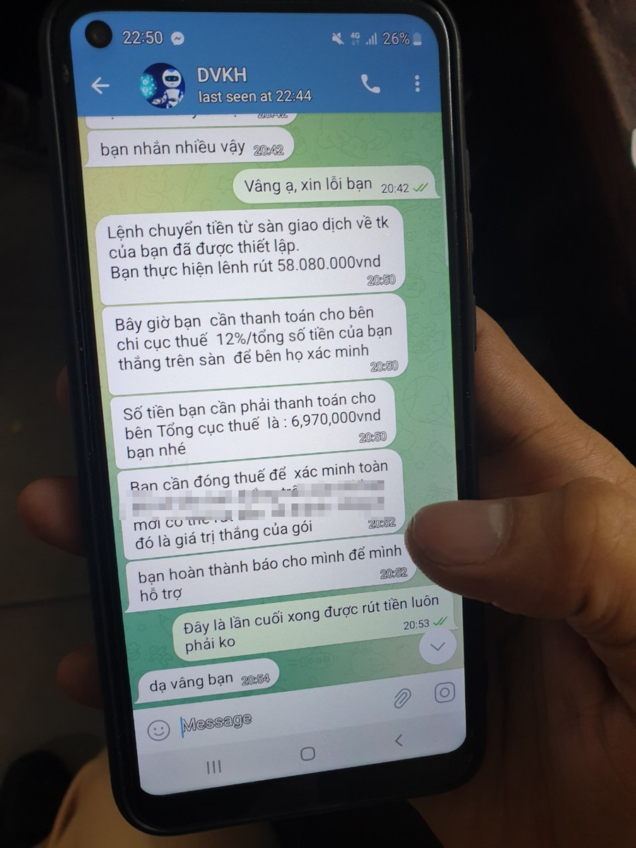 Tin nhắn cho thấy chị H bị lừa mất số tiền rất lớn. Ảnh: Phạm Đông Tin nhắn cho thấy chị H bị lừa mất số tiền rất lớn. Ảnh: Phạm Đông