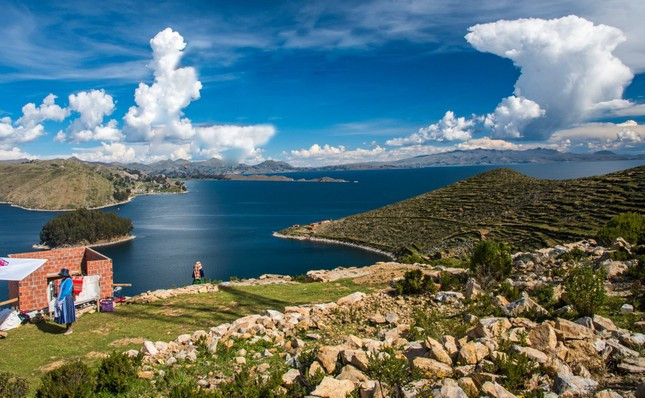 Hồ Titicaca, ở biên giới của Bolivia và Peru, là hồ cao nhất thế giới mà các tàu lớn có thể đi lại được. Ảnh: Tim Pile. Hồ Titicaca, ở biên giới của Bolivia và Peru, là hồ cao nhất thế giới mà các tàu lớn có thể đi lại được. Ảnh: Tim Pile.