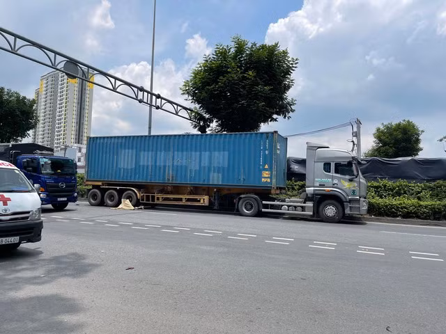 Thanh niên tử vong dưới bánh container.