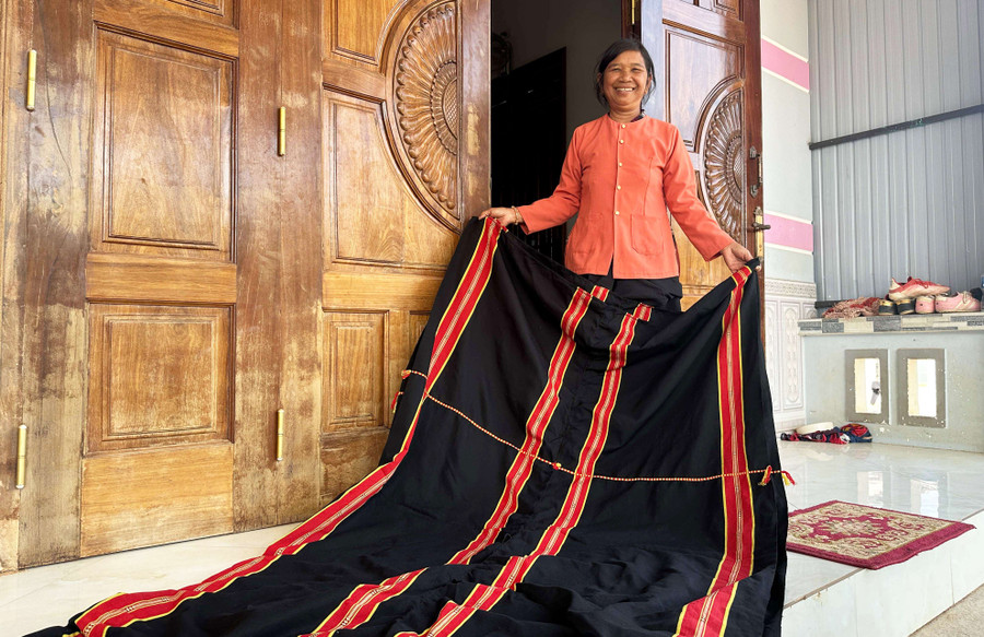 Tấm dồ đôi được bà Y Két cần mẫn dệt hơn 1 tháng. Ảnh: V.T