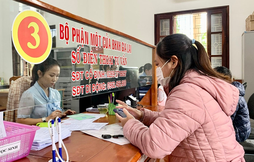 Nhân viên bộ phận một cửa BHXH tỉnh Gia Lai hướng dẫn người dân các thủ tục trong giải quyết các chế độ BHXH, BHYT. Ảnh: Như Ý Nhân viên bộ phận một cửa BHXH tỉnh Gia Lai hướng dẫn người dân các thủ tục trong giải quyết các chế độ BHXH, BHYT. Ảnh: Như Ý