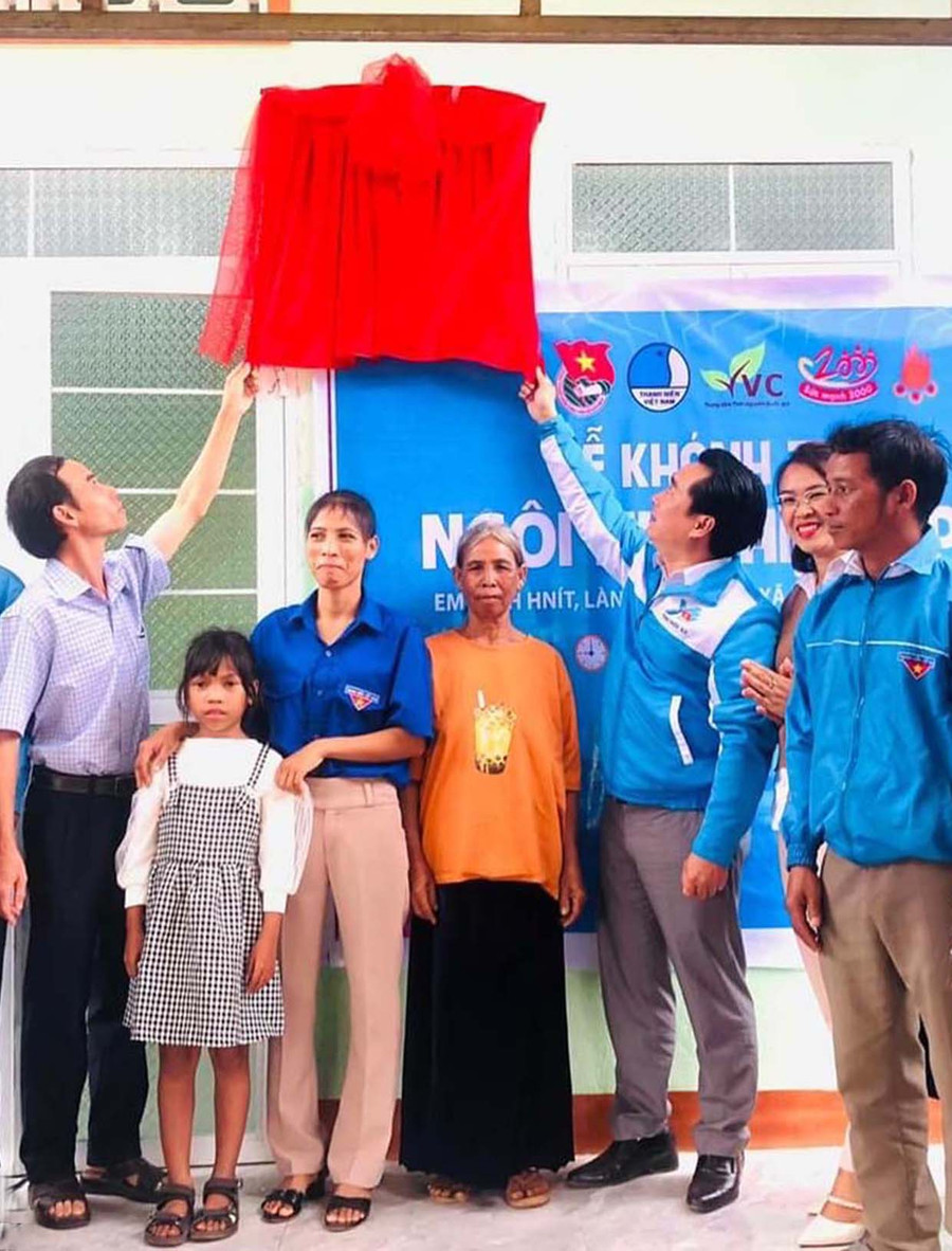 Tỉnh Đoàn-Hội đồng Đội tỉnh Gia Lai trao Ngôi nhà hạnh phúc cho em Đinh Hnit. Ảnh: Kpă Thân