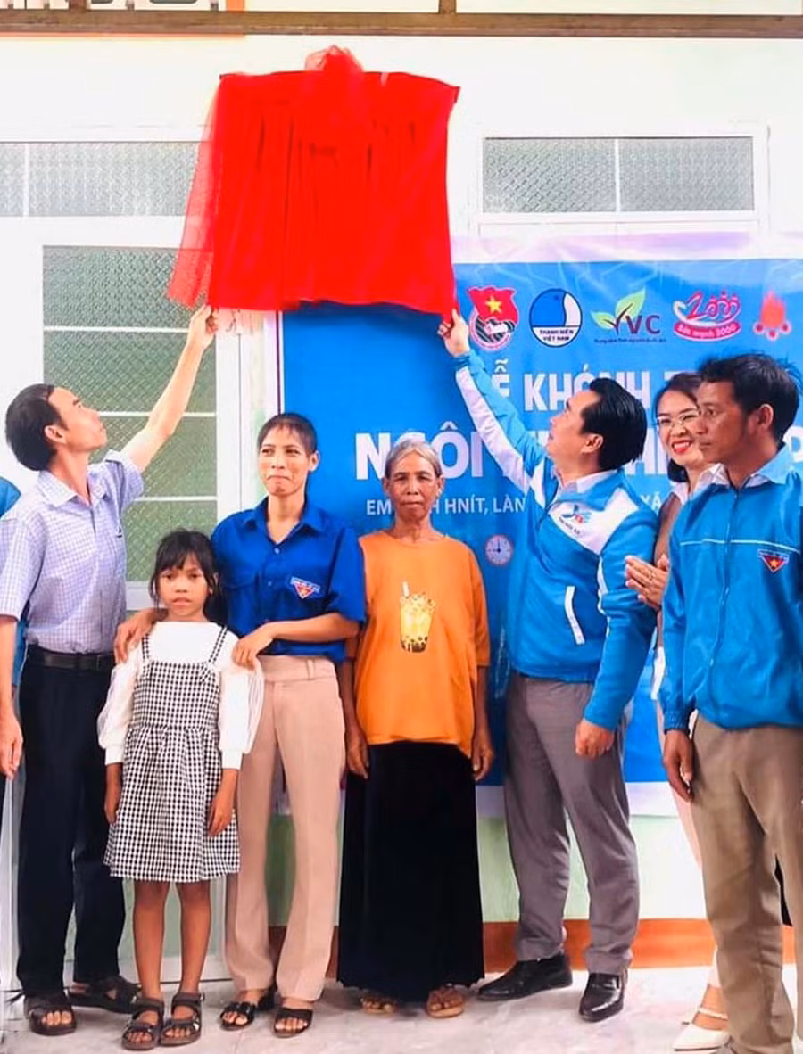 Tỉnh Đoàn-Hội đồng Đội tỉnh Gia Lai trao Ngôi nhà hạnh phúc cho em Đinh Hnit. Ảnh: Kpă Thân