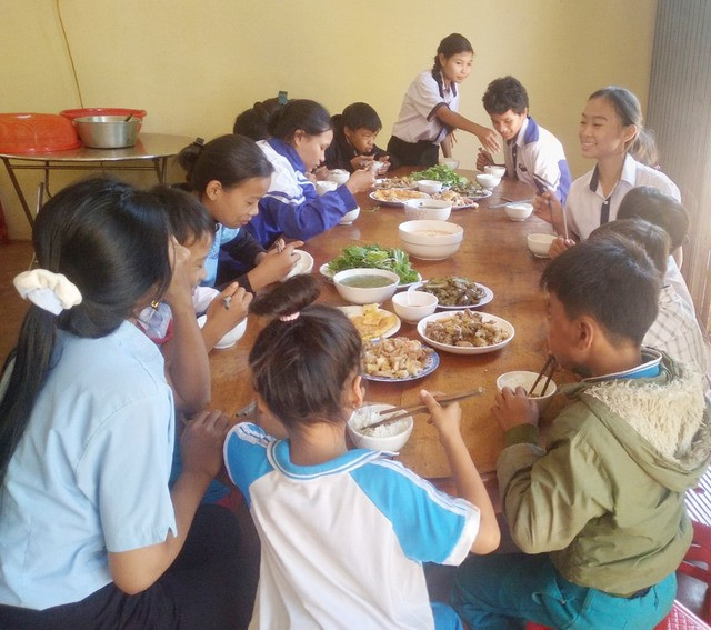 Bữa cơm trưa tại bếp ăn tình thương của Đồn Biên phòng Cửa khẩu quốc tế Lệ Thanh. Ảnh: Trần Hiếu Bữa cơm trưa tại bếp ăn tình thương của Đồn Biên phòng Cửa khẩu quốc tế Lệ Thanh. Ảnh: Trần Hiếu