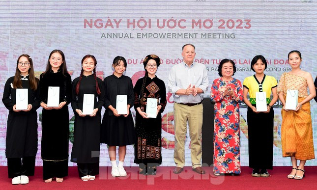 Bà Trương Mỹ Hoa - Chủ tịch Quỹ học bổng Vừ A Dính, và ông Rad Kivette - Tổng Giám đốc VinaCapital Foundation, trao quà động viên các nữ sinh dân tộc thiểu số. Ảnh: Xuân Tùng