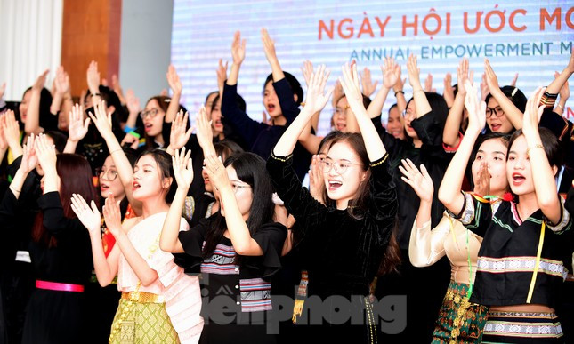 Các nữ sinh tự tin trình diễn nhiều tiết mục văn nghệ trong chương trình Gala. Ảnh: Xuân Tùng