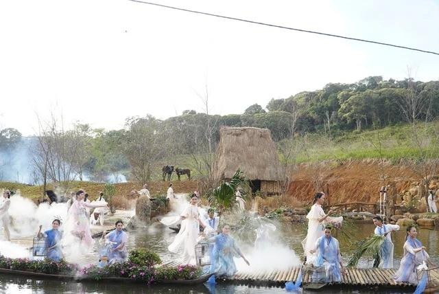 H.Kon Plông tổ chức chương trình nghệ thuật &quot;Măng Đen - Thiên đường hồng&quot; chào năm mới 2024. ẢNH: ĐỨC NHẬT