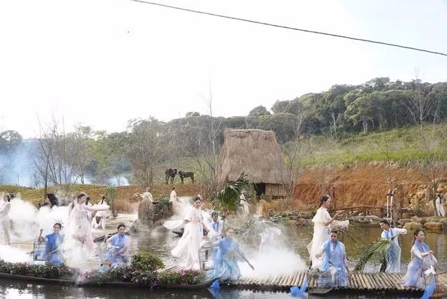 H.Kon Plông tổ chức chương trình nghệ thuật "Măng Đen - Thiên đường hồng" chào năm mới 2024. ẢNH: ĐỨC NHẬT