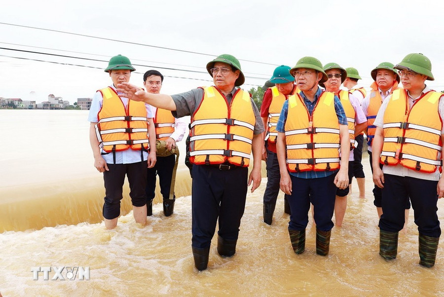 Thủ tướng Phạm Minh Chính kiểm tra tình trạng ngập lụt tại xã Vân Hà, thị xã Việt Yên, tỉnh Bắc Giang sáng 10/9. (Ảnh: Dương Giang/TTXVN)