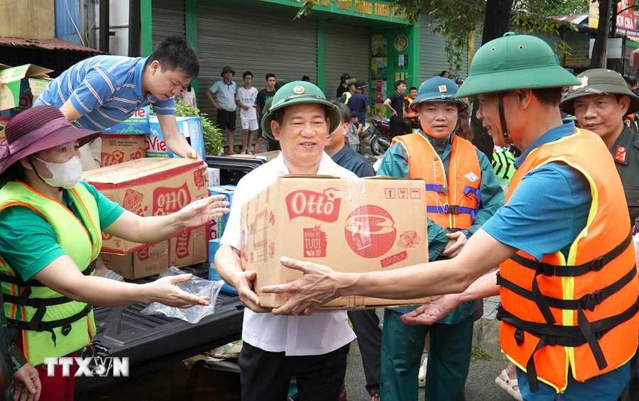 Phó Thủ tướng Hồ Đức Phớc trao hỗ trợ nhu yếu phẩm cho người dân vùng bị ngập lụt tại thành phố Thái Nguyên. (Ảnh: Trần Trang/TTXVN)