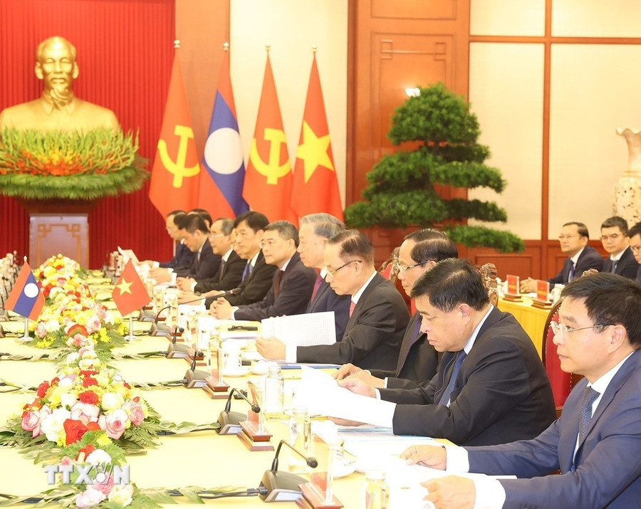 Tổng Bí thư, Chủ tịch nước Tô Lâm và các thành viên Đoàn Việt Nam tại cuộc hội đàm với Tổng Bí thư, Chủ tịch nước Lào Thongloun Sisoulith. (Ảnh: Trí Dũng/ TTXVN) Tổng Bí thư, Chủ tịch nước Tô Lâm và các thành viên Đoàn Việt Nam tại cuộc hội đàm với Tổng Bí thư, Chủ tịch nước Lào Thongloun Sisoulith. (Ảnh: Trí Dũng/ TTXVN)