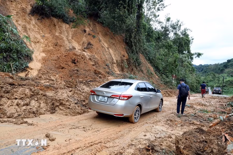 Từ chiều tối 9/9, người và phương tiện đã có thể lưu thông qua các điểm sạt lở gây tắc đường trên Tỉnh lộ 239, đoạn qua địa phận huyện Văn Quan, tỉnh Lạng Sơn. (Ảnh: Văn Đạt/TTXVN)