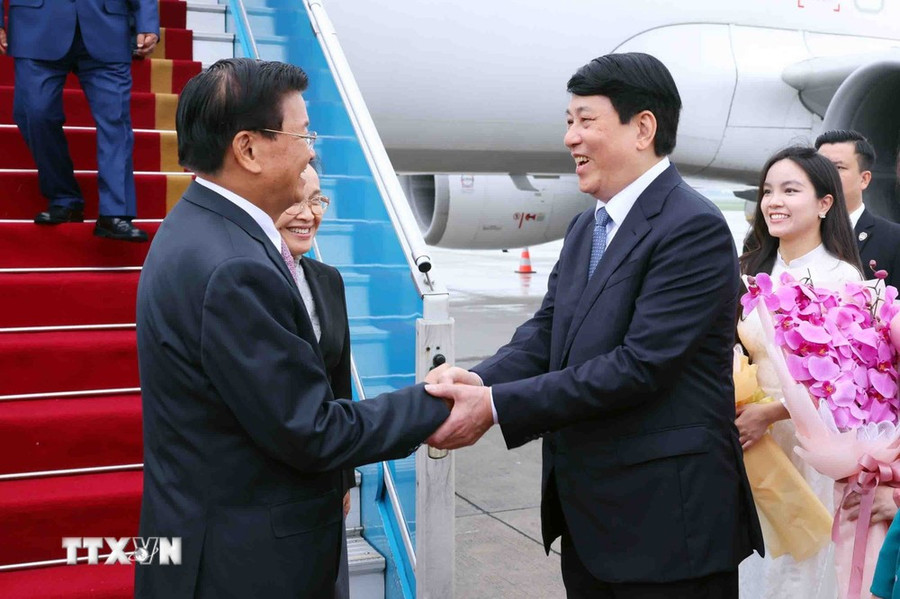 Ủy viên Bộ Chính trị, Thường trực Ban Bí thư Lương Cường đón Tổng Bí thư, Chủ tịch nước Lào Thongloun Sisoulith và Phu nhân tại sân bay quốc tế Nội Bài. (Ảnh: Phạm Kiên/ TTXVN) Ủy viên Bộ Chính trị, Thường trực Ban Bí thư Lương Cường đón Tổng Bí thư, Chủ tịch nước Lào Thongloun Sisoulith và Phu nhân tại sân bay quốc tế Nội Bài. (Ảnh: Phạm Kiên/ TTXVN)