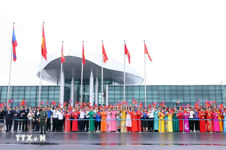 Đông đảo nhân dân Thủ đô Hà Nội cùng cán bộ, nhân viên Đại sứ quán và lưu học sinh Lào ra sân bay quốc tế Nội Bài chào đón Tổng Bí thư, Chủ tịch nước Lào Thongloun Sisoulith cùng Phu nhân và Đoàn đại biểu cấp cao Đảng, Nhà nước Lào thăm cấp Nhà nước tới Việt Nam. (Ảnh: Phạm Kiên/TTXVN) Đông đảo nhân dân Thủ đô Hà Nội cùng cán bộ, nhân viên Đại sứ quán và lưu học sinh Lào ra sân bay quốc tế Nội Bài chào đón Tổng Bí thư, Chủ tịch nước Lào Thongloun Sisoulith cùng Phu nhân và Đoàn đại biểu cấp cao Đảng, Nhà nước Lào thăm cấp Nhà nước tới Việt Nam. (Ảnh: Phạm Kiên/TTXVN)