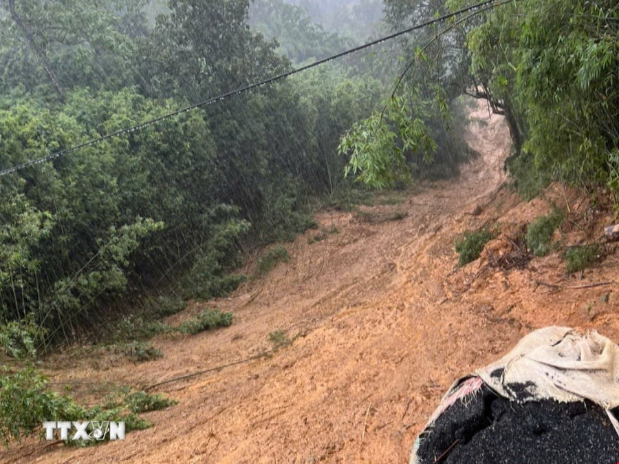 Hiện trường một vụ sạt lở đất đá kinh hoàng Lào Cai. (Ảnh: TTXVN phát) Hiện trường một vụ sạt lở đất đá kinh hoàng Lào Cai. (Ảnh: TTXVN phát)