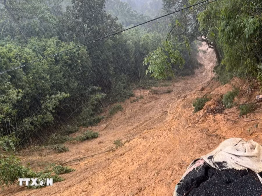 Hiện trường một vụ sạt lở đất đá kinh hoàng Lào Cai. (Ảnh: TTXVN phát)