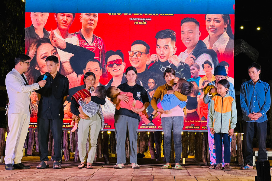 Đêm nhạc gây quỹ chạm đến trái tim khán giả bởi phần gặp gỡ, động viên các em thiếu nhi mắc bệnh hiểm nghèo. Ảnh: P.L Đêm nhạc gây quỹ chạm đến trái tim khán giả bởi phần gặp gỡ, động viên các em thiếu nhi mắc bệnh hiểm nghèo. Ảnh: P.L