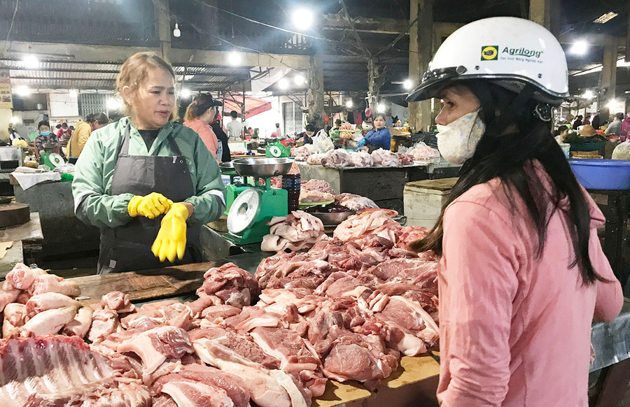 Giá heo hơi giảm nhưng giá thịt thành phẩm ngoài chợ vẫn cao. Ảnh: Nguyễn Diệp