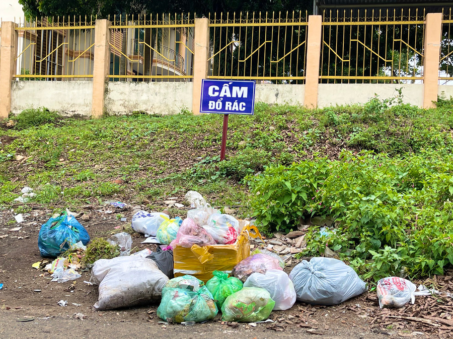 Bãi rác ngay góc đường Tôn Thất Thuyết và Phạm Văn Đồng (TP. Pleiku). Ảnh: V.T