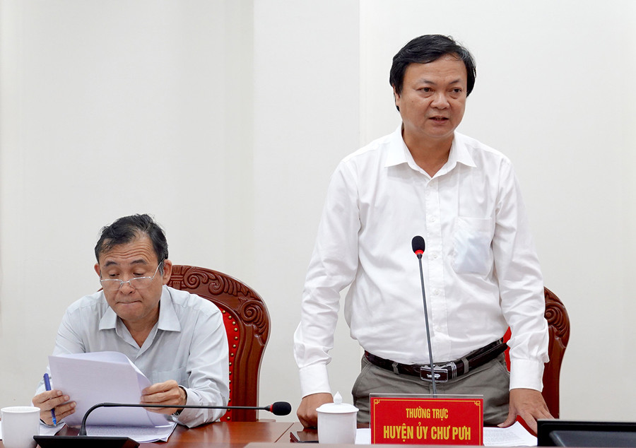 Bí thư Huyện ủy Chư Pưh Nguyễn Huy Châu báo cáo tóm tắt về kế hoạch xây dựng làng điểm Thơ Ga B (xã Chư Don). Ảnh: Mộc Trà Bí thư Huyện ủy Chư Pưh Nguyễn Huy Châu báo cáo tóm tắt về kế hoạch xây dựng làng điểm Thơ Ga B (xã Chư Don). Ảnh: Mộc Trà