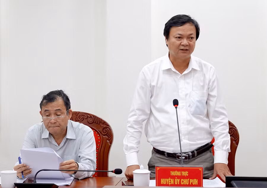 Bí thư Huyện ủy Chư Pưh Nguyễn Huy Châu báo cáo tóm tắt về kế hoạch xây dựng làng điểm Thơ Ga B (xã Chư Don). Ảnh: Mộc Trà