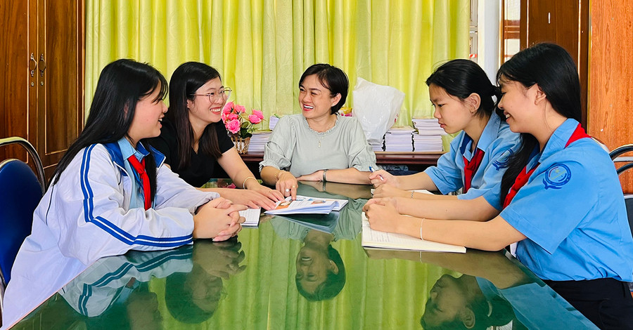 Nhóm tác giả trao đổi, xin ý kiến của giáo viên về việc triển khai dự án truyện tranh tuyên truyền phòng-chống bạo lực học đường. Ảnh: Minh Nhật Nhóm tác giả trao đổi, xin ý kiến của giáo viên về việc triển khai dự án truyện tranh tuyên truyền phòng-chống bạo lực học đường. Ảnh: Minh Nhật