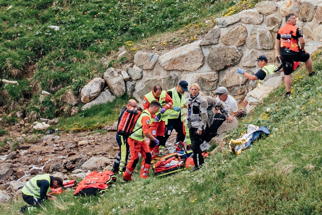 Các nhân viên y tế đến hiện trường sau vụ va chạm. Ảnh: AFP Các nhân viên y tế đến hiện trường sau vụ va chạm. Ảnh: AFP