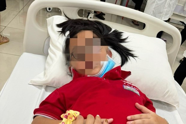 Một trong số các học sinh trường Victory nhập viện. (Nguồn: Vietnamnet)