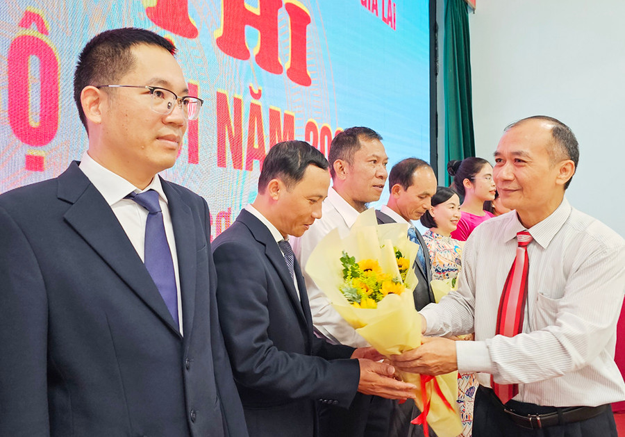 Bí thư Đảng ủy Khối Huỳnh Minh Thuận tặng hoa cho các thí sinh tham gia hội thi. Ảnh: Minh Nhật Bí thư Đảng ủy Khối Huỳnh Minh Thuận tặng hoa cho các thí sinh tham gia hội thi. Ảnh: Minh Nhật