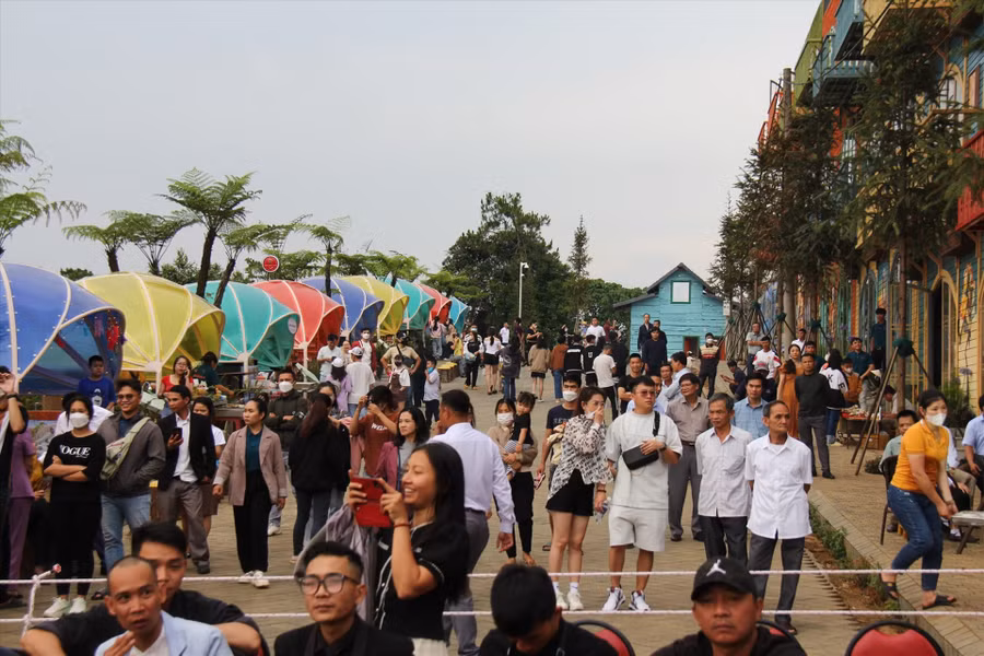 Khách du lịch cần cảnh giác với các chiêu trò mời gọi "combo" du lịch giá rẻ trên mạng. Ảnh: Thanh Tuấn