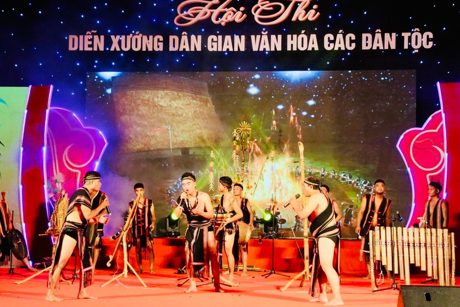 Tiết mục hát dân ca Bahnar Kon Pơlei Bân phi tơno đạt huy chương bạc tại Hội thi. Ảnh: A Lễu